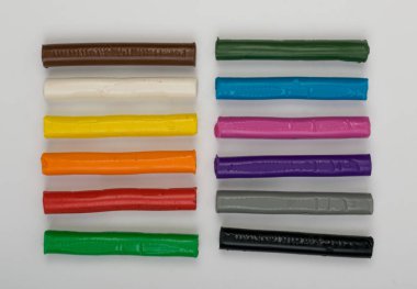 Yeni 12 kil modelleme renk gri arka plan üzerinde üstten görünüm yapışır. Yaratıcı hamuru, hamur veya doh çocuklar yaratıcılık için