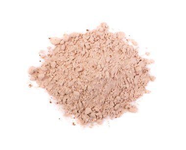 Beyaz arka plan üzerinde üstten görünüm izole kahverengi fitness sallamak için kakao peynir altı suyu protein tozu. Çikolata ek toz yığını kapat
