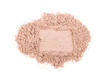 Beyaz arka plan üzerinde üstten görünüm izole kahverengi fitness sallamak için kakao peynir altı suyu protein tozu. Çikolata ek toz yığını kapat