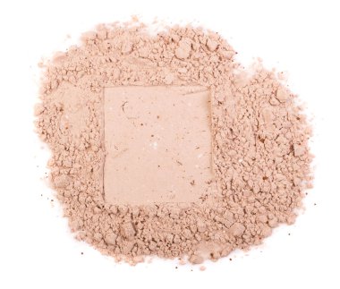 Beyaz arka plan üzerinde üstten görünüm izole kahverengi fitness sallamak için kakao peynir altı suyu protein tozu. Çikolata ek toz yığını kapat