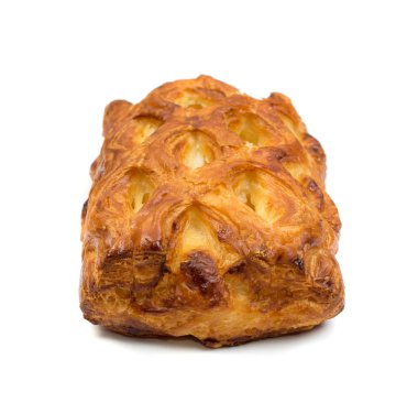 Tatlı puf böreği izole veya beyaz zemin üzerine pate feuilletee örgülü. Taze phyllo hamur içinde reçelli yakın çekim