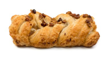 Tatlı puf böreği izole veya beyaz zemin üzerine pate feuilletee örgülü. Taze phyllo hamur içinde reçel ve macadamia fındık ile yakın çekim