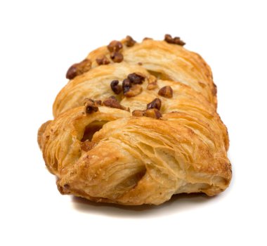 Tatlı puf böreği izole veya beyaz zemin üzerine pate feuilletee örgülü. Taze phyllo hamur içinde reçel ve macadamia fındık ile yakın çekim