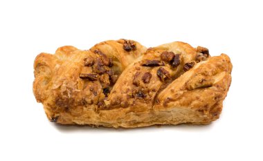 Tatlı puf böreği izole veya beyaz zemin üzerine pate feuilletee örgülü. Taze phyllo hamur içinde reçel ve macadamia fındık ile yakın çekim