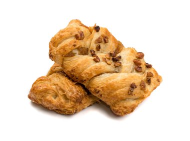 Tatlı puf böreği izole veya beyaz zemin üzerine pate feuilletee örgülü. Taze phyllo hamur içinde reçel ve macadamia fındık ile yakın çekim