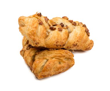 Tatlı puf böreği izole veya beyaz zemin üzerine pate feuilletee örgülü. Taze phyllo hamur içinde reçel ve macadamia fındık ile yakın çekim