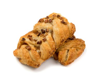 Tatlı puf böreği izole veya beyaz zemin üzerine pate feuilletee örgülü. Taze phyllo hamur içinde reçel ve macadamia fındık ile yakın çekim