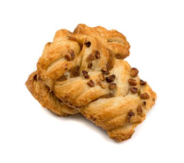 Tatlı puf böreği izole veya beyaz zemin üzerine pate feuilletee örgülü. Taze phyllo hamur içinde reçel ve macadamia fındık ile yakın çekim