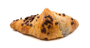 Tatlı puf böreği kruvasan izole veya beyaz zemin üzerine pate feuilletee örgülü. Taze phyllo pasta çikolata parçaları ve reçel içinde ile yakın çekim