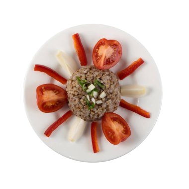 Mükemmel hizmet Buğday lapası üstten görünüm izole. Rus kaşa veya pişmiş Pseudocereal Buck buğday domates, soğan ve Yeşiller ile dekore edilmiş