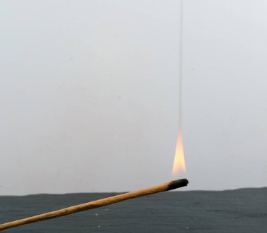 Yanan Hint tütsü spa aroma sopayla duman siyah taş zemin üzerine. Güzel kokulu kokulu dumanlı sandal Aromaterapi için sopa