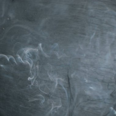 Yanan Hint tütsü koku duman siyah taş zemin üzerine yapışır. Sandal ağacı sopa kokulu buhar