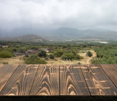 Güzel yaz günü dağ manzaralı ahşap masa dışında. Rustik ahşap resepsiyon açık arka plan. Şablon ürün reklam için tezgah ile sahte