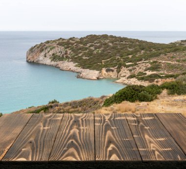 Güzel yaz günü manzaralı ahşap masa dışında. Rustik ahşap Resepsiyon deniz görünümü arka plan üzerine açık. Şablon ürün reklam için tezgah ile sahte