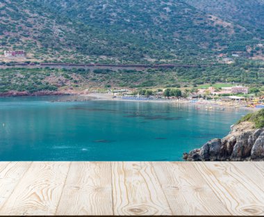 Güzel yaz günü manzaralı ahşap masa dışında. Rustik ahşap Resepsiyon deniz görünümü arka plan üzerine açık. Şablon ürün reklam için tezgah ile sahte