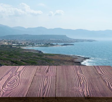 Güzel yaz günü manzaralı ahşap masa dışında. Rustik ahşap Resepsiyon deniz görünümü arka plan üzerine açık. Şablon ürün reklam için tezgah ile sahte
