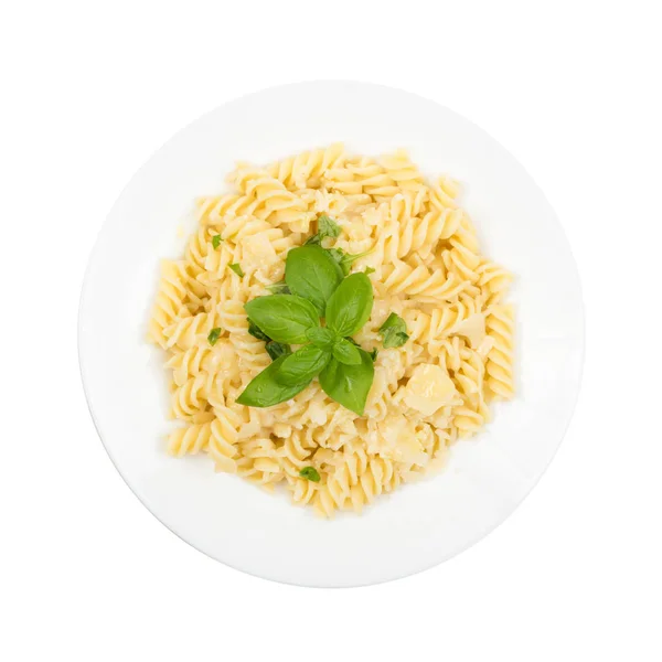 Fusilli Spirale 索在白色背景上隔离的餐厅板块中 Parmigiano Reggiano 香料和 Basil 帕玛森顶级视野的传统意大利通心粉 — 图库照片