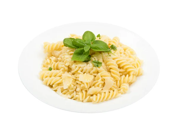 Fusilli Spirale 索在白色背景上隔离的餐厅板块中 Parmigiano Reggiano 香料和 Basil 传统意大利通心粉与帕尔马 — 图库照片