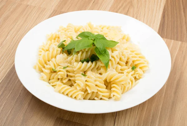 Fusilli Spirale Dente Parmigiano Reggiano 香料和罗勒在餐厅板块关闭 传统意大利通心粉与帕尔马 — 图库照片
