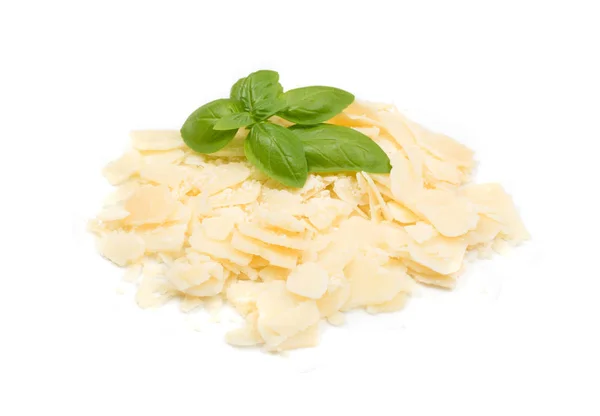 Högen Parmesan Ost Flingor Och Smulor Med Basilikablad Isolerad Vit — Stockfoto