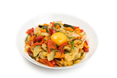 Kızarmış sebze karışımı kabak, tatlı biber, domates, soğan ile kapatın. Vejetaryen restoran servis tabağı doğranmış pişmiş sebze ve Yeşiller