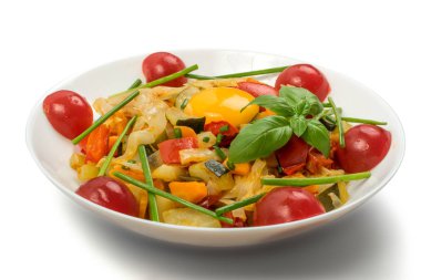 Kızarmış sebze karışımı kabak, tatlı biber, domates, soğan ile kapatın. Vejetaryen restoran servis tabağı doğranmış pişmiş sebze ve Yeşiller