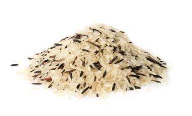 Yığın ham kuru siyah yabani pirinç ve beyaz arka plan üzerinde izole kaynatılmış uzun taneli beyaz pirinç