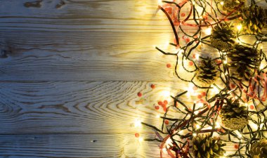 Ahşap arka plan boşaltmak ile üstten görünüm Noel ışığı. Yeni yıl çerçeve veya Xmas Mockup Vintage ahşap doku Garland ışıkları