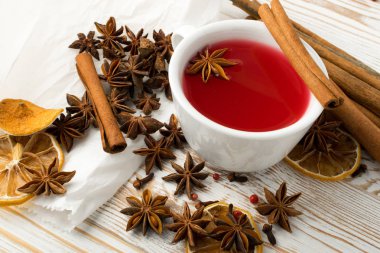 Baharat ve Kuruyemiş ahşap rustik arka plan üzerinde kırmızı mulled şarap. Noel glogg veya geleneksel kış yumrukla kurutulmuş lemon, karanfil, tarçın ve anason yıldız