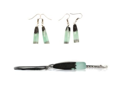 Turkuaz rengi beyaz arka plan üzerinde izole küpe. Epoksi reçine ve ahşap yapılmış Mücevherat