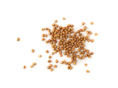 Beyaz arka plan üzerinde üstten görünüm izole kuru Ham buğday taneleri küçük yığını. Rus kaşa veya pişmemiş Pseudocereal Buck buğday kes şunu