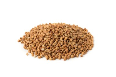 Beyaz arka plan üzerinde izole kuru Ham buğday tanelerinin yığın. Rus kaşa veya pişmemiş Pseudocereal Buck buğday kes şunu