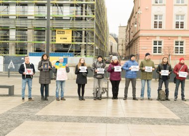 Wroclaw - Polonya - 2 Aralık 2018: Rus saldırganlık tutuklandı Ukraynalı denizciler destek Azov Denizi'nde karşı protesto etmek. Protestocular plaklar mahkumların adları ile tutarak