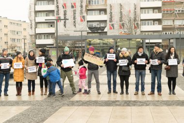 Wroclaw - Polonya - 2 Aralık 2018: Rus saldırganlık tutuklandı Ukraynalı denizciler destek Azov Denizi'nde karşı protesto etmek. Protestocular plaklar mahkumların adları ile tutarak