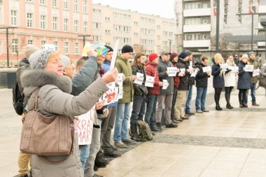 Wroclaw - Polonya - 2 Aralık 2018: Rus saldırganlık tutuklandı Ukraynalı denizciler destek Azov Denizi'nde karşı protesto etmek. Protestocular plaklar mahkumların adları ile tutarak