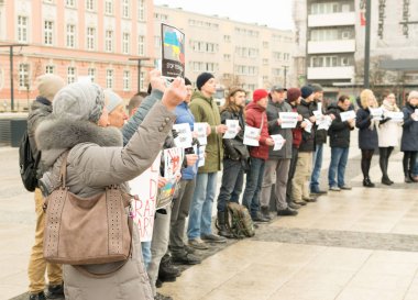 Wroclaw - Polonya - 2 Aralık 2018: Rus saldırganlık tutuklandı Ukraynalı denizciler destek Azov Denizi'nde karşı protesto etmek. Protestocular plaklar mahkumların adları ile tutarak