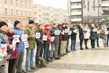 Wroclaw - Polonya - 2 Aralık 2018: Rus saldırganlık tutuklandı Ukraynalı denizciler destek Azov Denizi'nde karşı protesto etmek. Protestocular plaklar mahkumların adları ile tutarak