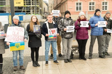 Wroclaw - Polonya - 2 Aralık 2018: Rus saldırganlık tutuklandı Ukraynalı denizciler destek Azov Denizi'nde karşı protesto etmek. Protestocular plaklar mahkumların adları ile tutarak
