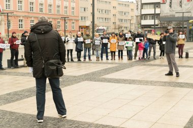Wroclaw - Polonya - 2 Aralık 2018: Rus saldırganlık tutuklandı Ukraynalı denizciler destek Azov Denizi'nde karşı protesto etmek. Protestocular plaklar mahkumların adları ile tutarak