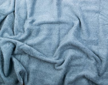 Gri otel havlu dalga doku veya malzeme kapatın. Yeni terry pamuk havlu veya yumuşak bez arka plan dalgalar ve kıvrımlar düz lay ve en iyi manzaralı