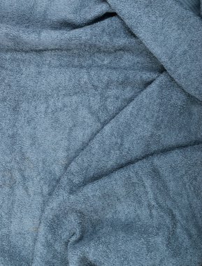 Gri otel havlu dalga doku veya malzeme kapatın. Yeni terry pamuk havlu veya yumuşak bez arka plan dalgalar ve kıvrımlar düz lay ve en iyi manzaralı