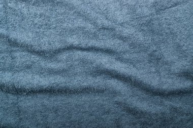 Gri otel havlu dalga doku veya malzeme kapatın. Yeni terry pamuk havlu veya yumuşak bez arka plan dalgalar ve kıvrımlar düz lay ve en iyi manzaralı