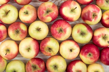 Bütün kırmızı ve yeşil yumuşak elma desen hazır meyve suyu için en iyi görünümü üretmek. Ahşap rustik arka plan üzerinde organik elma