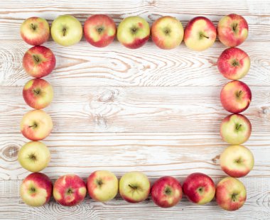 Bütün kırmızı ve yeşil yumuşak Apple desen üstten görünüm yer ile metin için. Dikdörtgen meyve çerçeve veya ahşap rustik arka plan üzerinde organik elma ile sınır