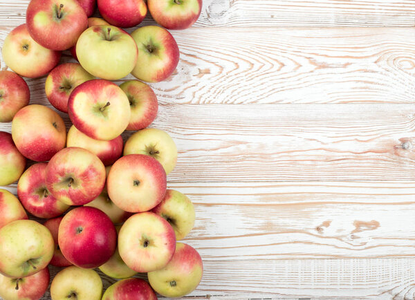 Целый красный и зеленый мягкий Apple Pattern готов для производства сока Top View. Органические яблоки на деревенском сельском фоне
