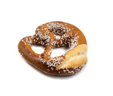 Beyaz arka plan üzerinde izole büyük tuz kristalleri ile tuzlu kraker. Taze kokulu brezel