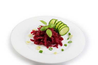 Zarif beyaz tabakta rendelenmiş turşusu Pancar Kök salata Restoran tabak hizmet. Ekşi ve tatlı salamura yeşil soğan ve salatalık ile ev yapımı Marine pancar makro fotoğraf