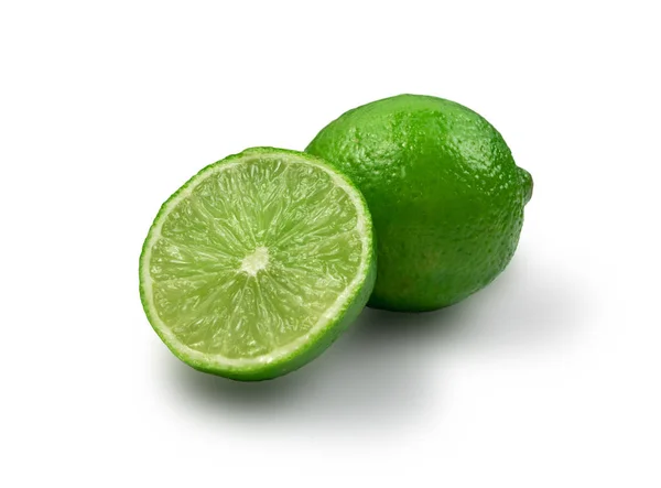 酸的钥匙整体和被隔绝的石灰切片在白色背景 小多汁的绿色柠檬或新鲜的有机柑橘与剪裁路径 — 图库照片
