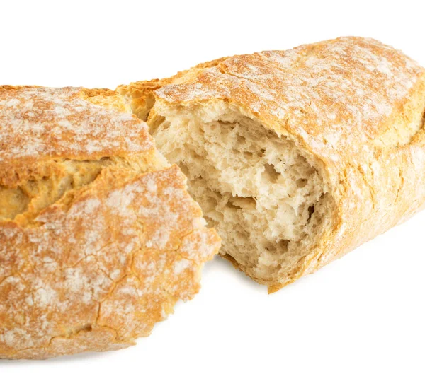 自家製の焼きたてパンは 白い背景で隔離のクローズ アップを壊れた サワー種の生地の作られた素朴な有機穀物パンの食パンを一本丸ごと — ストック写真