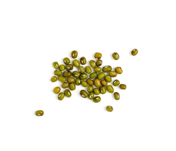 乾燥した生豆または白の背景に隔離されたビグナの放射性種子 緑のグラム マッシュ または月のトップビューのマクロ写真 — ストック写真